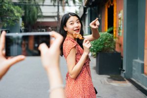 Trik foto viral membelah diri pakai HP, bak jurus Kage Bunshin Naruto