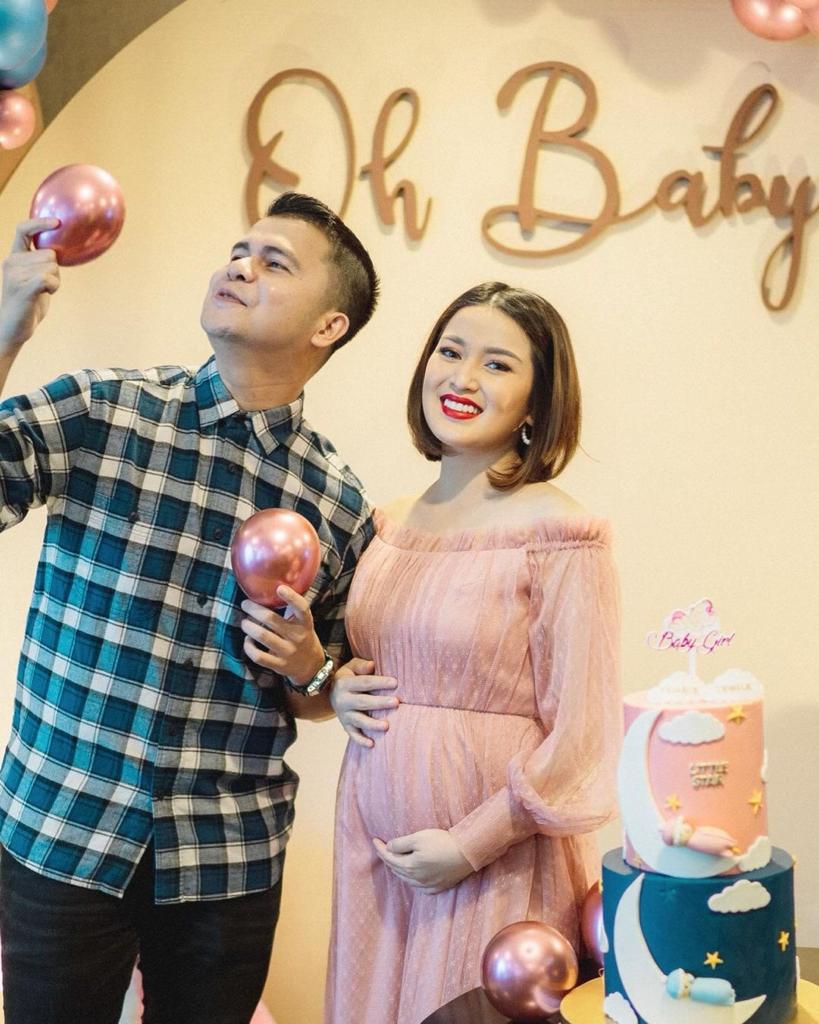 Hamil 4 bulan, ini 11 momen gender reveal Rosiana Dewi dan Handika