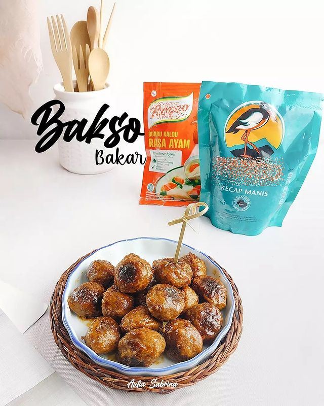 11 Cara membuat bakso bakar teflon, praktis dan bumbunya meresap