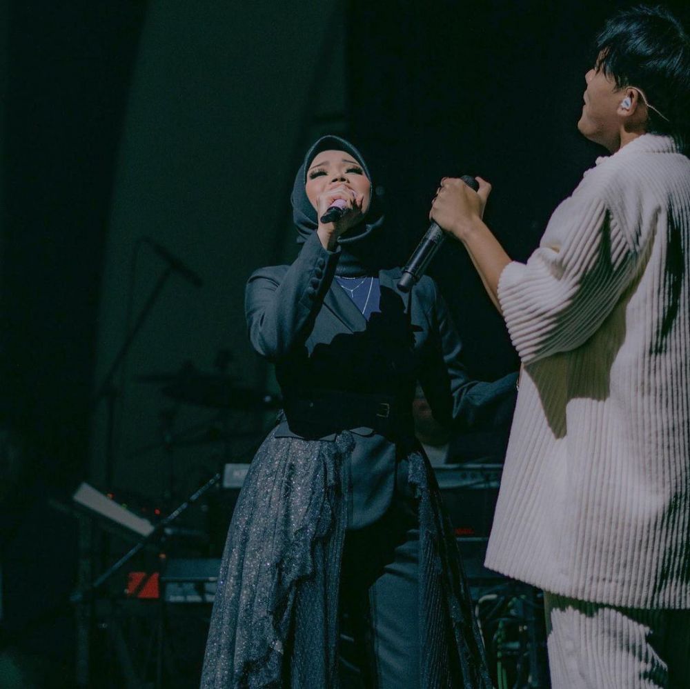 9 Potret Putri Delina nyanyi di konser Rizky Febian, dream come true