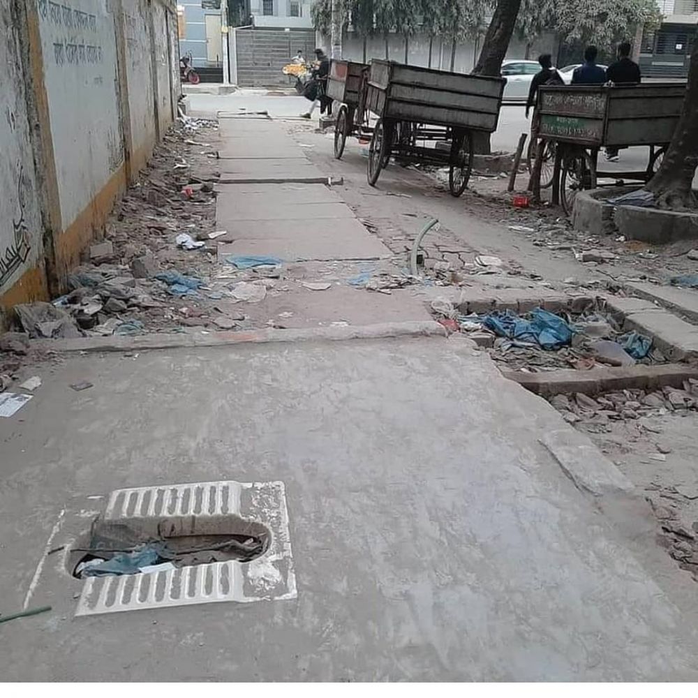 11 Potret lucu bangunan dibuat di pinggir jalan ini nyeleneh abis