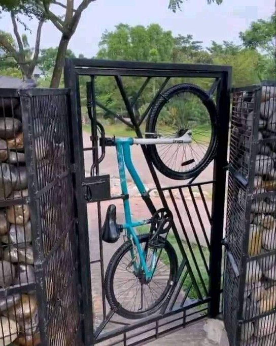 11 Potret lucu bangunan dibuat di pinggir jalan ini nyeleneh abis