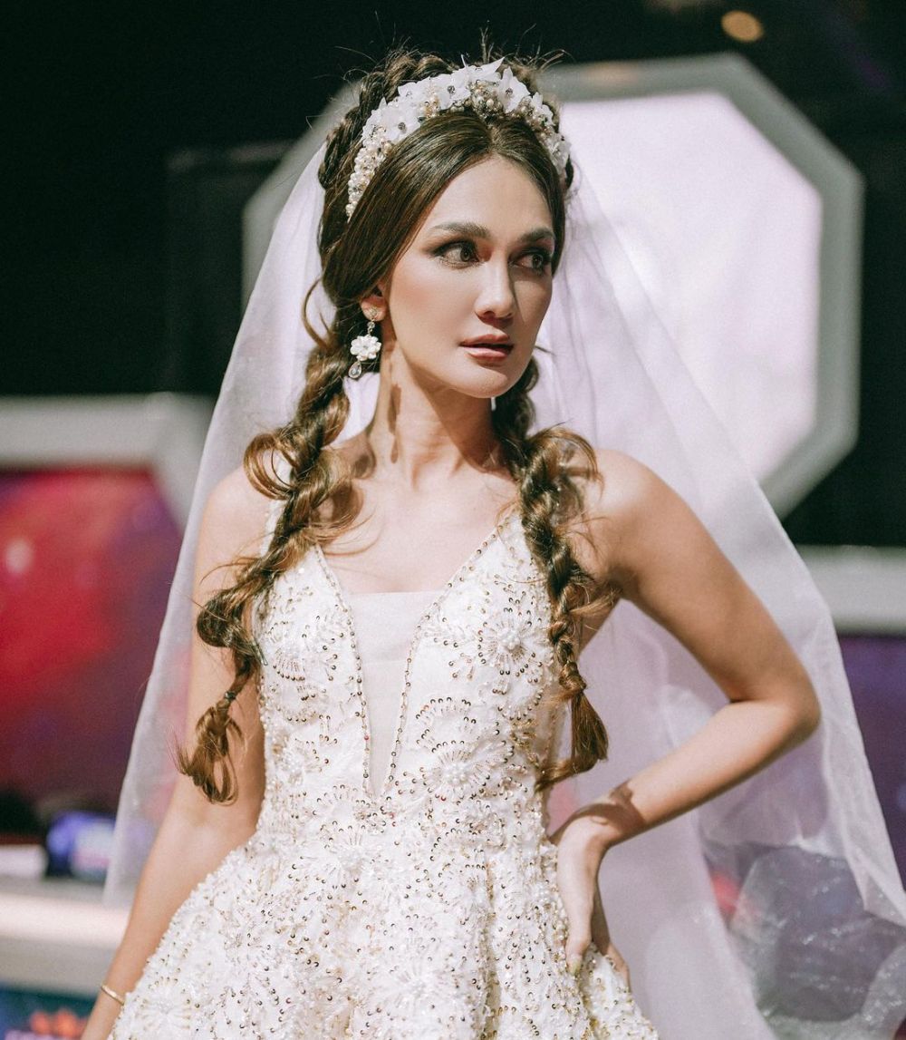 7 Potret Luna Maya dalam balutan gaun pengantin, cantiknya kebangetan