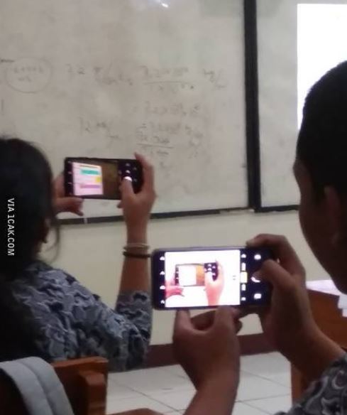 11 Momen lucu orang saling foto ini bikin ketawa cekikikan