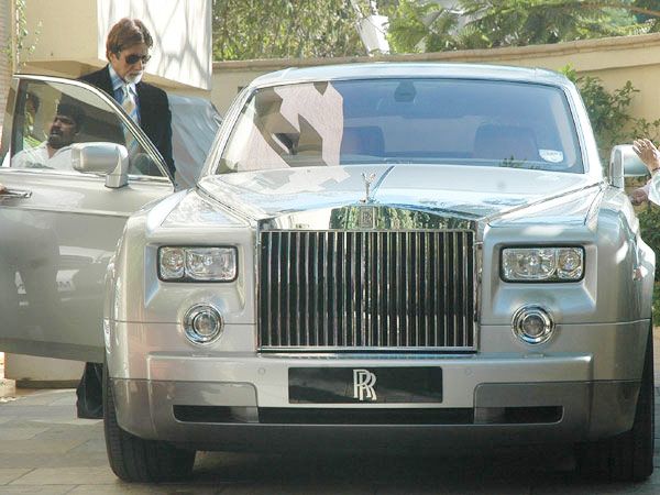 Potret mobil mewah 13 seleb Bollywood, milik Shah Rukh Khan Rp 24 M