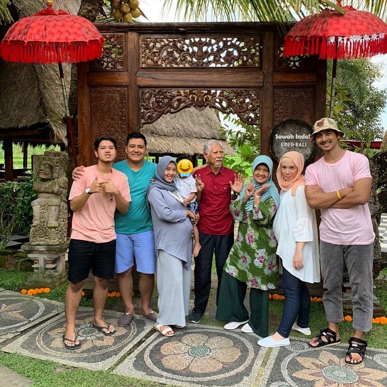 11 Pemotretan Arya Saloka & keluarga dari masa ke masa, selalu kompak