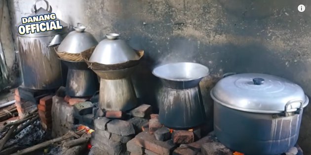 9 Momen tasyakuran Danang DA di kampung halaman, masak pakai kayu