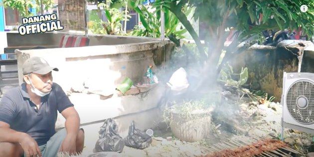 9 Momen tasyakuran Danang DA di kampung halaman, masak pakai kayu
