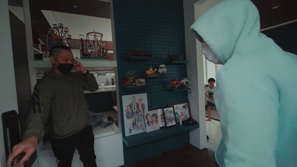 11 Potret rumah baru Ernest Prakasa, lego belasan juta jadi dekorasi