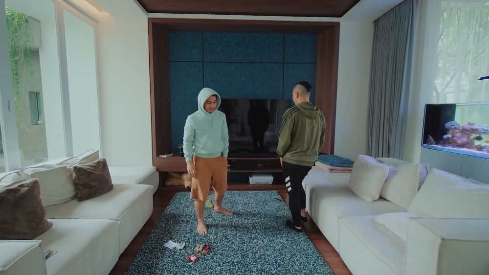 11 Potret rumah baru Ernest Prakasa, lego belasan juta jadi dekorasi