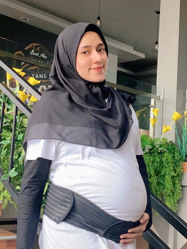 7 Perjalanan Fairuz melahirkan anak ke-3, kado terindah di ujung tahun