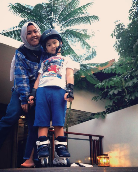 11 Potret kedekatan Rafathar dan Lala sang pengasuh yang bak keluarga