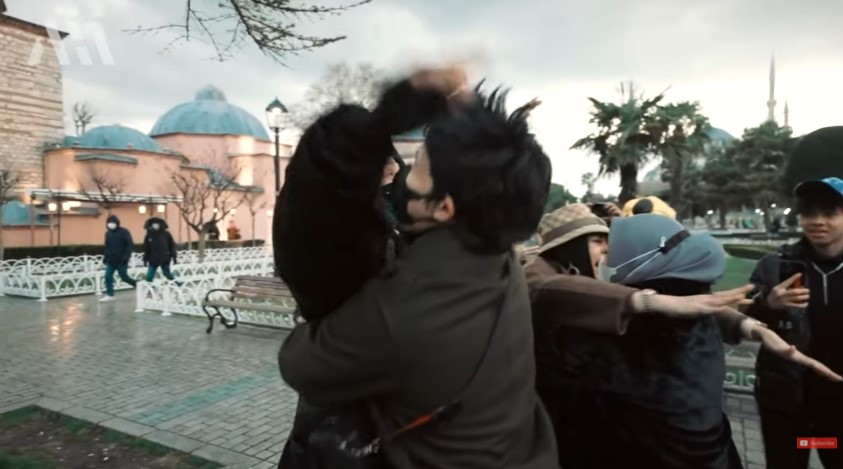 9 Momen Aurel bertemu keluarga Halilintar, ibu Atta cium perut mantu