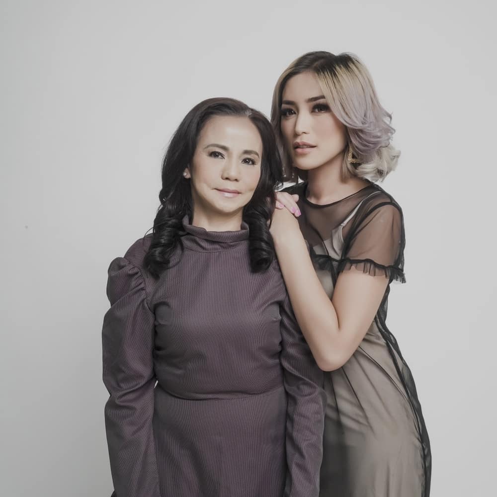Jarang tersorot, ini 11 potret kedekatan Jessica Iskandar dan ibunda