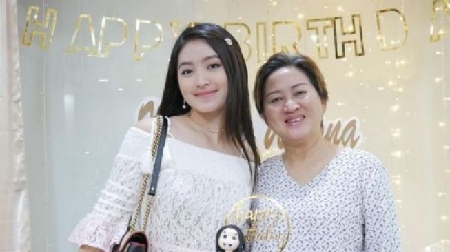 Kini menuai kesuksesan, 9 seleb ini dibesarkan oleh single mom