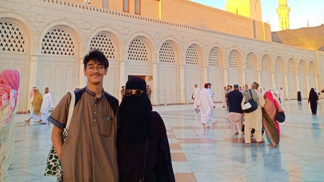 Kini menuai kesuksesan, 9 seleb ini dibesarkan oleh single mom