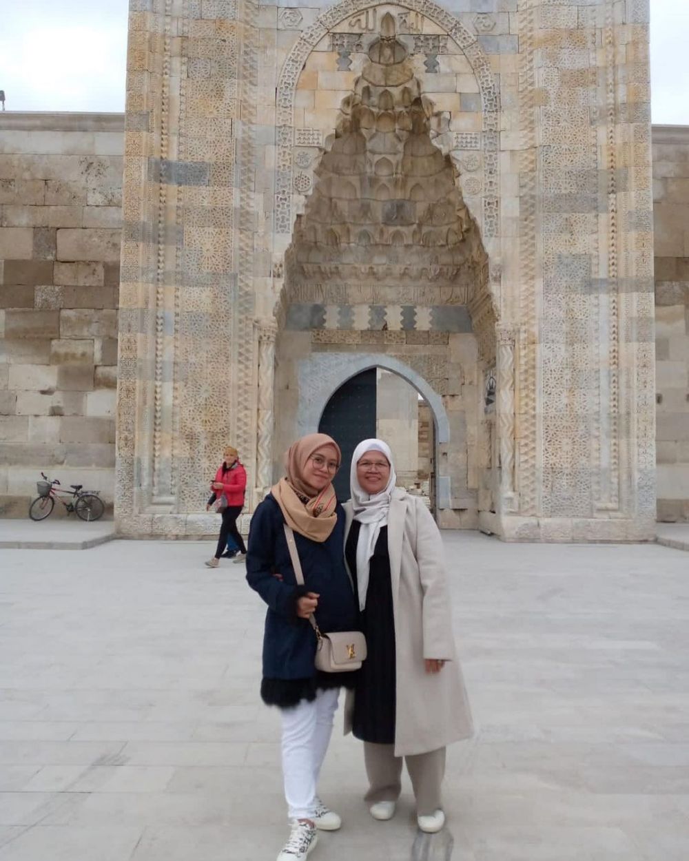 9 Potret kedekatan Lesty Kejora dan ibu mertua, layaknya anak kandung