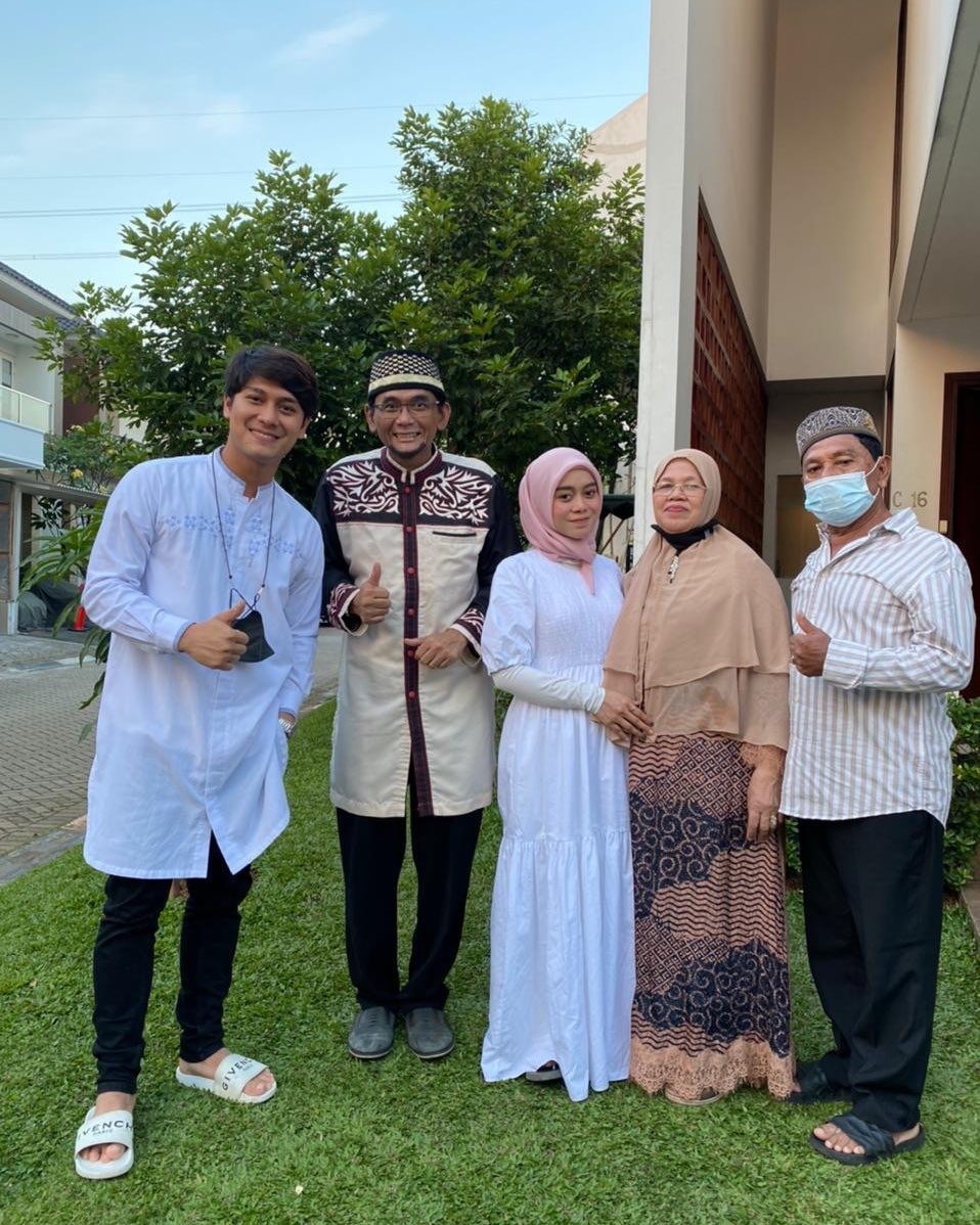 9 Potret kedekatan Lesty Kejora dan ibu mertua, layaknya anak kandung