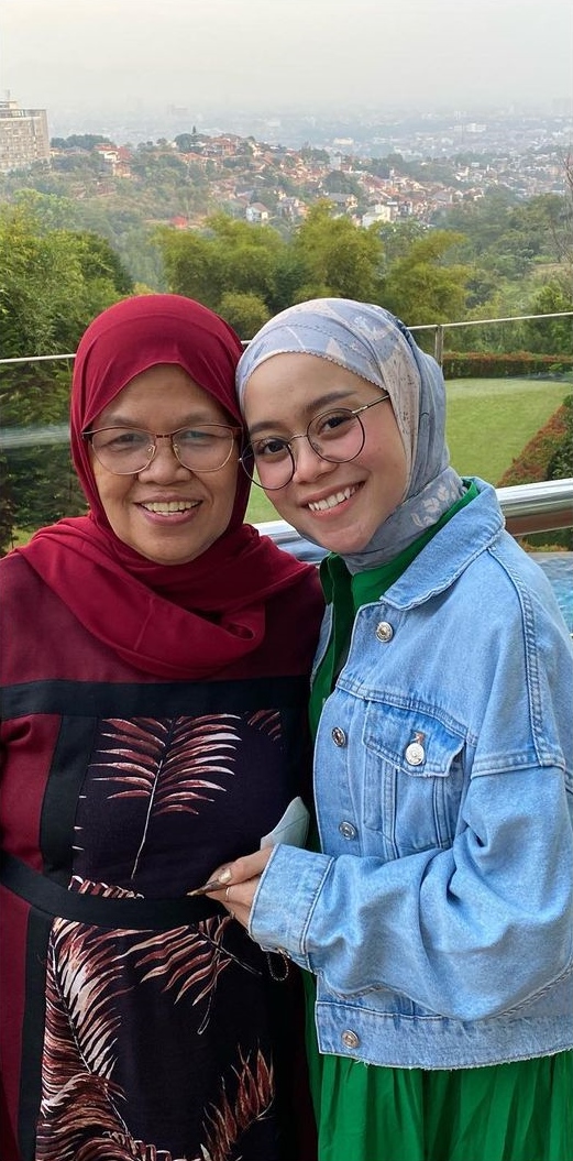 9 Potret kedekatan Lesty Kejora dan ibu mertua, layaknya anak kandung