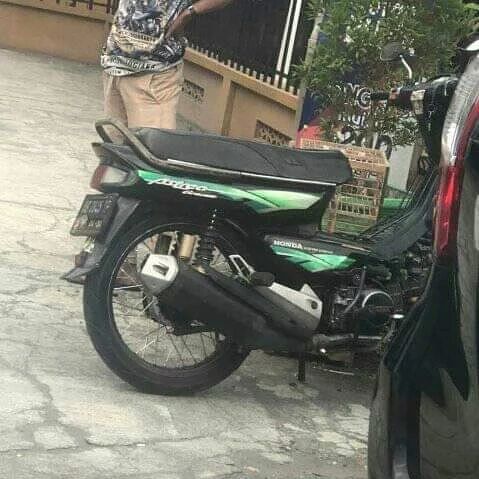 13 Potret lucu sepeda motor di parkiran, bentuknya ada-ada aja