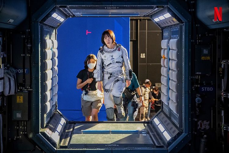 11 Potret di balik layar drama Korea The Silent Sea, Gong Yoo tertidur