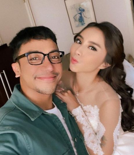 7 Potret detail makeup Clairine Clay di pernikahan, bak princess