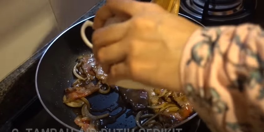 13 Langkah Maia Estianty masak daging sapi, empuk dan bumbunya meresap