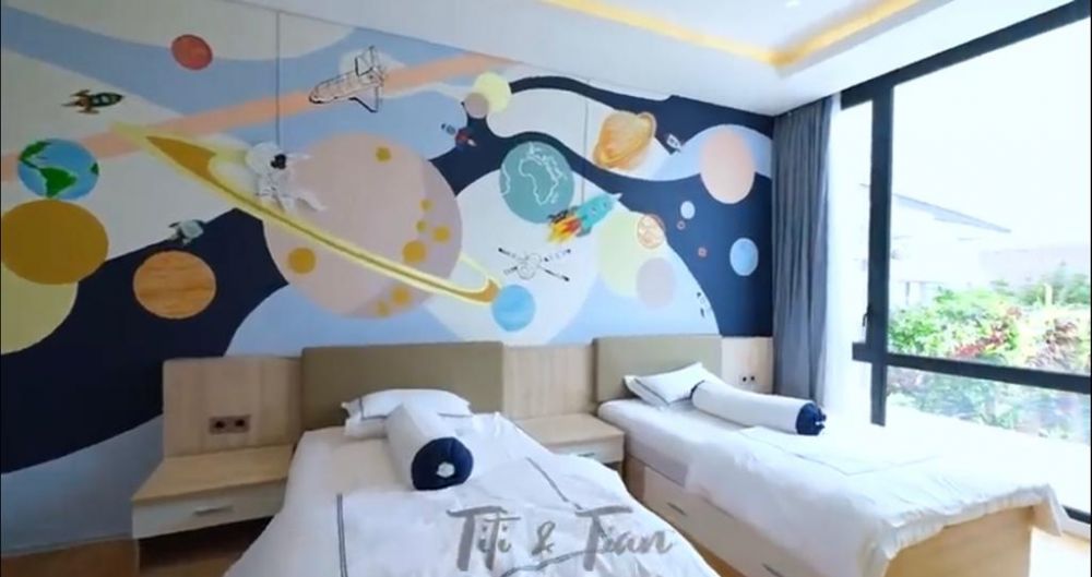 11 Ide menata kamar anak ala Titi Kamal, ada spot karya buah hati