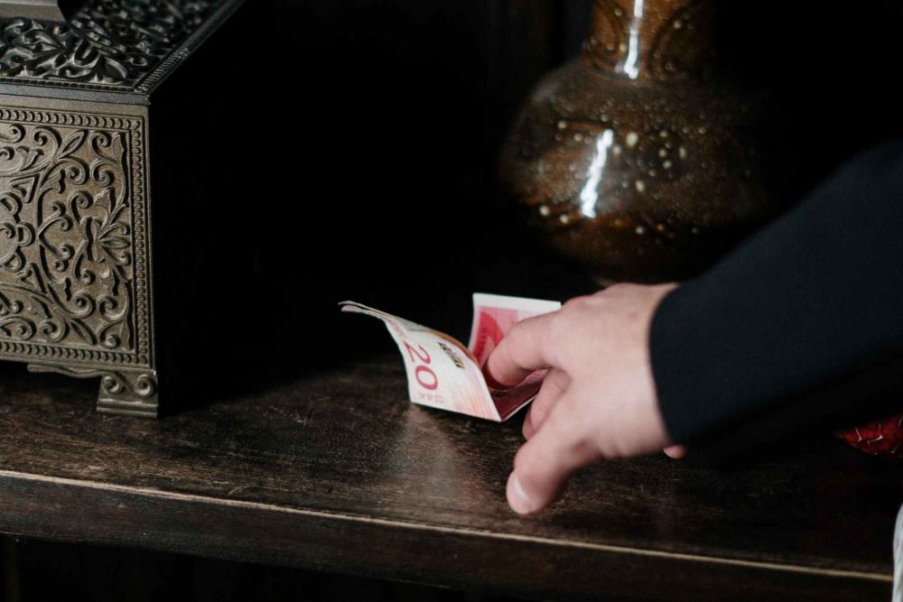 13 Arti mimpi dapat uang dalam primbon Jawa, punya beragam makna