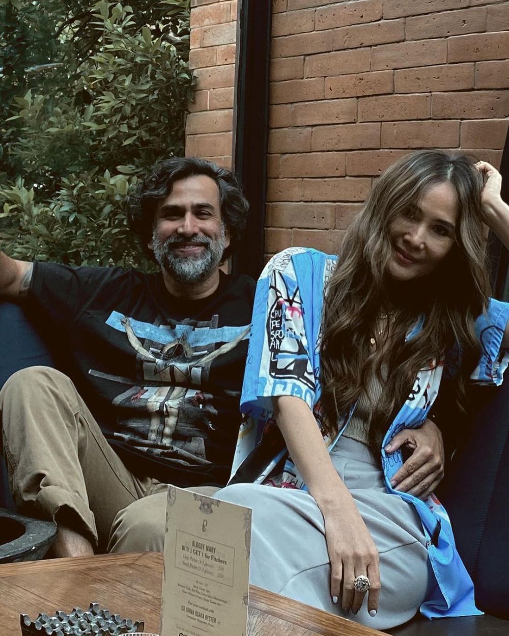 25 Tahun lebih menikah, gaya 9 seleb dan pasangannya ini bak pacaran