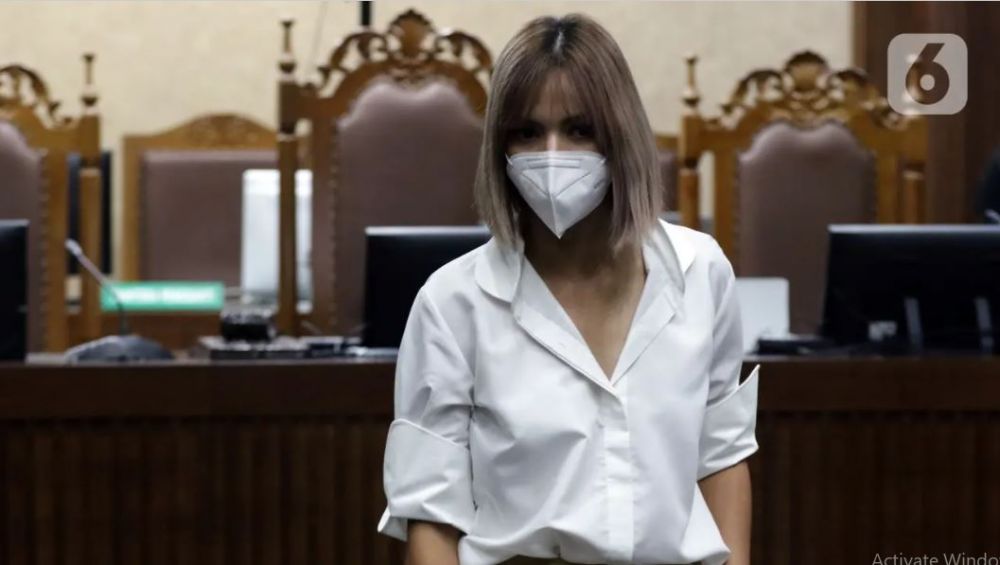 Menangis minta keringanan, Nia Ramadhani tak sanggup direhab setahun