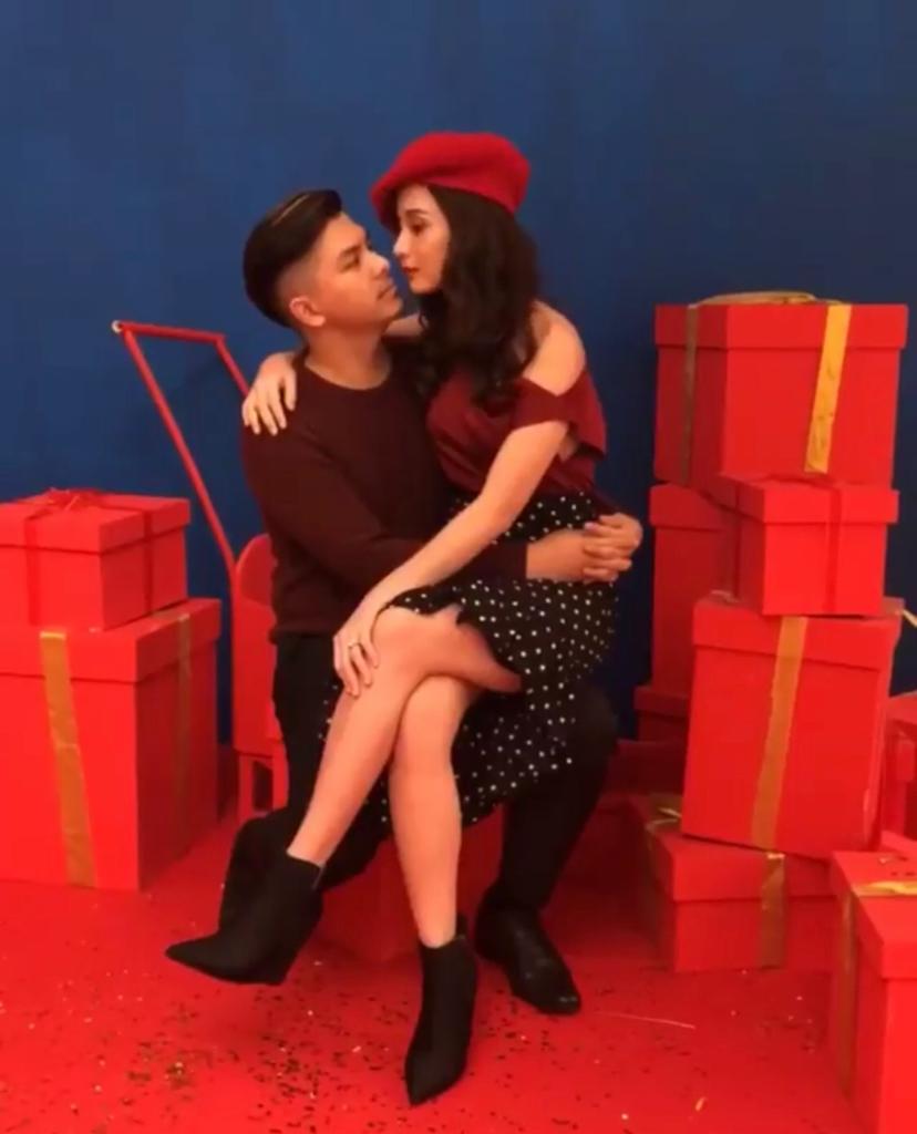 11 Pemotretan keluarga Chelsea Olivia bertema Natal dari masa ke masa