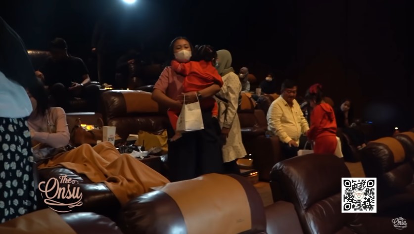 11 Momen Sarwendah sewa satu bioskop, dapat kejutan tak terduga