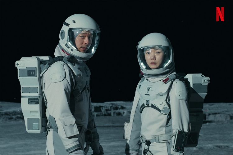 9 Potret pemain drama Korea The Silent Sea pakai baju astronot 8,5kg