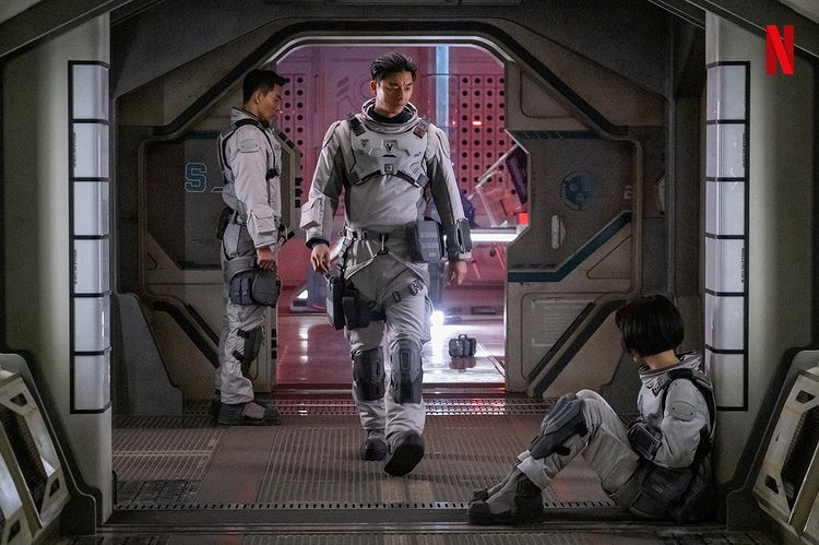 9 Potret pemain drama Korea The Silent Sea pakai baju astronot 8,5kg