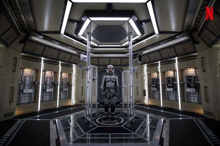 9 Potret pemain drama Korea The Silent Sea pakai baju astronot 8,5kg