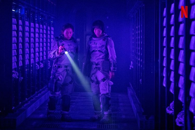 9 Potret pemain drama Korea The Silent Sea pakai baju astronot 8,5kg