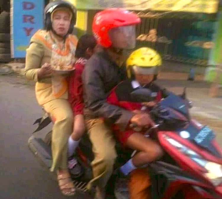 11 Momen lucu emak-emak nyenengin anak, idenya ada-ada aja