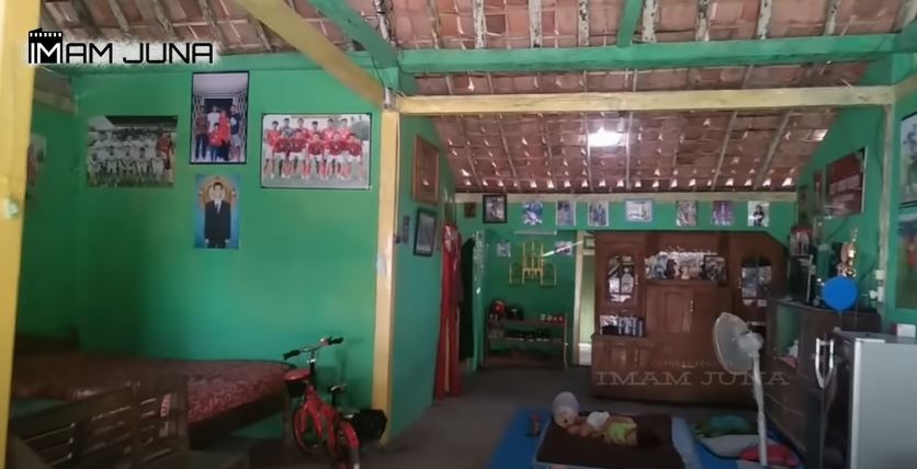 12 Potret rumah pemain timnas Pratama Arhan, sederhana dan penuh piala