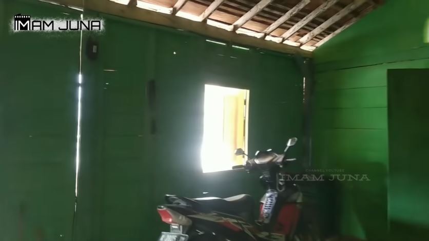 12 Potret rumah pemain timnas Pratama Arhan, sederhana dan penuh piala