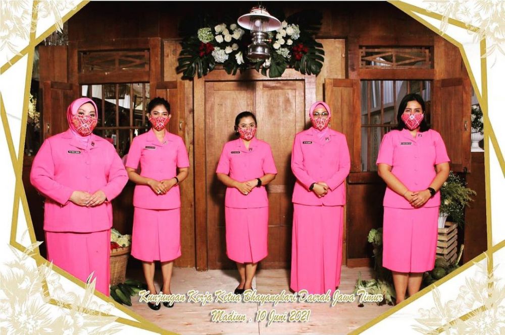 Kini jadi ibu Bhayangkari, intip 11 pesona Briptu Eka Frestya