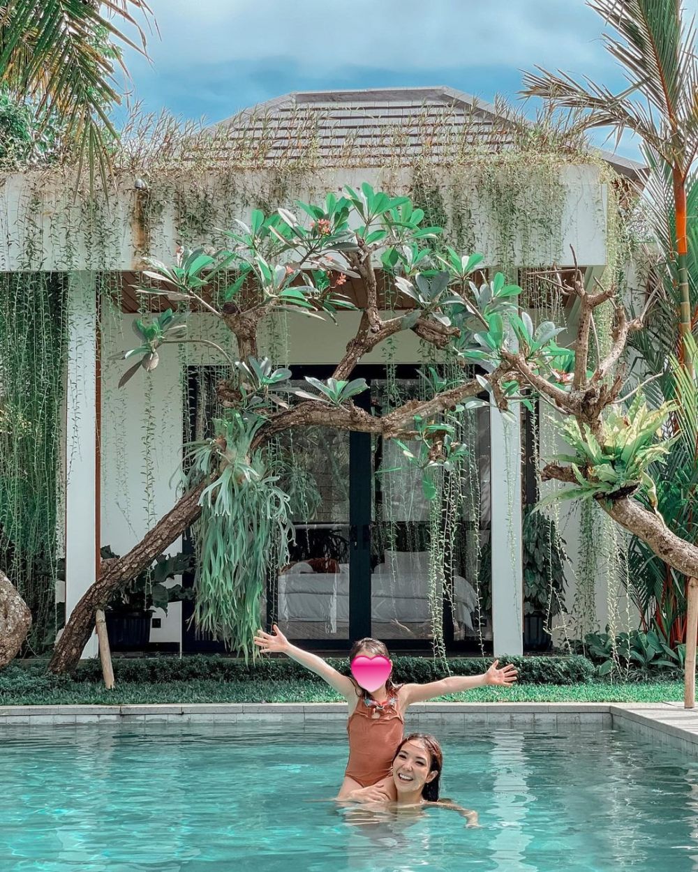 7 Potret Gisella Anastasia liburan di Bali, badan kurus jadi sorotan