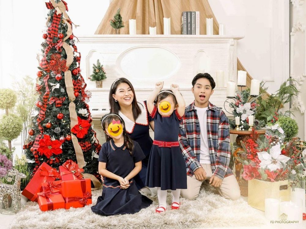 11 Pemotretan Natal Sarwendah dan keluarga, kenakan dua baju berbeda