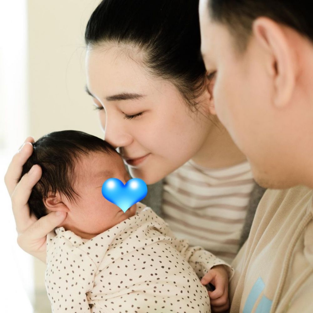 9 Seleb ini rayakan Natal perdana sebagai suami istri, penuh suka cita