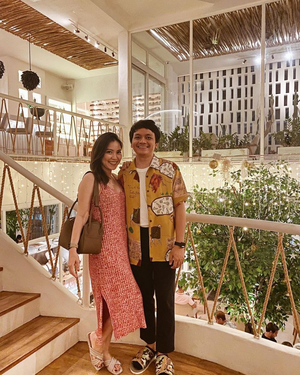 9 Seleb ini rayakan Natal perdana sebagai suami istri, penuh suka cita