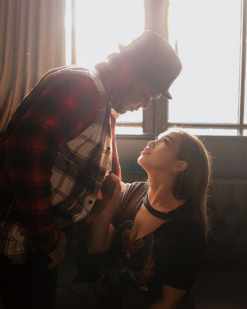 Potret prewedding 11 penyanyi pria, Vidi Aldiano bertema klasik elegan