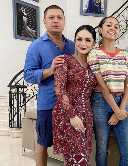 Tampil anggun & berkelas, ini 11 inspirasi gaya Krisdayanti berkebaya