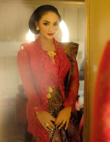 Tampil anggun & berkelas, ini 11 inspirasi gaya Krisdayanti berkebaya