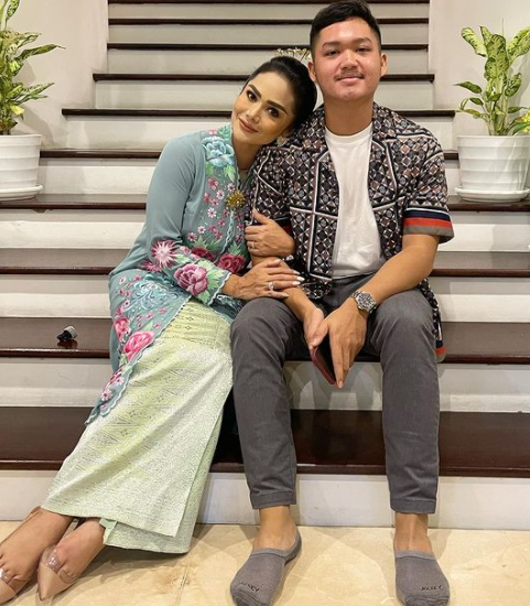 Tampil anggun & berkelas, ini 11 inspirasi gaya Krisdayanti berkebaya