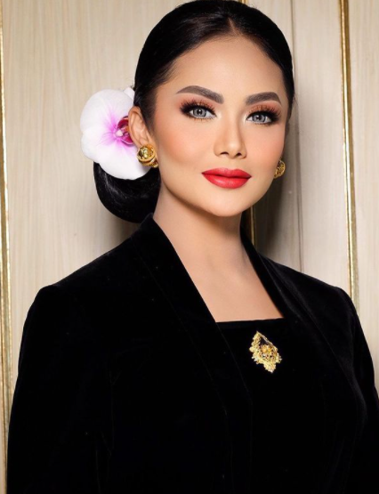 Tampil anggun & berkelas, ini 11 inspirasi gaya Krisdayanti berkebaya